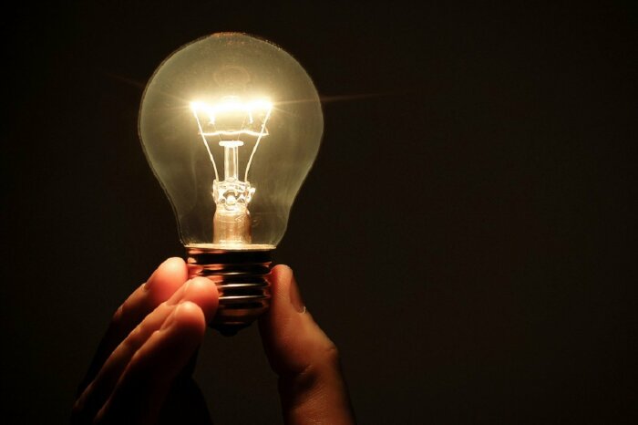 Лампочка страшно не эффективна. |Фото: badfon.ru.