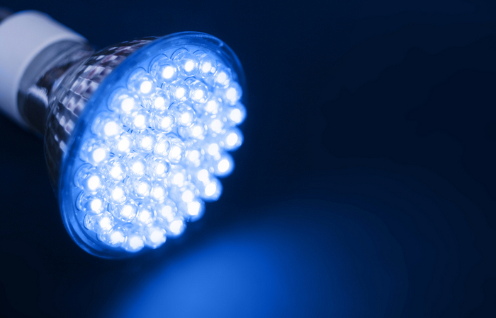 Лампа искажает цвета.