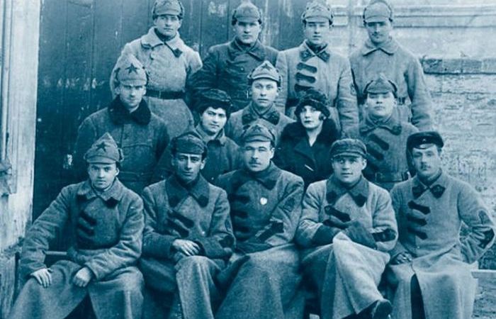 В гражданскую войну успел повоевать по обе стороны. В гражданскую войну успел повоевать по обе стороны.