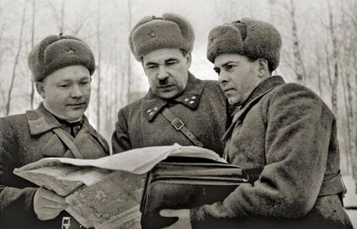 После войны продолжал служить и строить карьеру. После войны продолжал служить и строить карьеру.