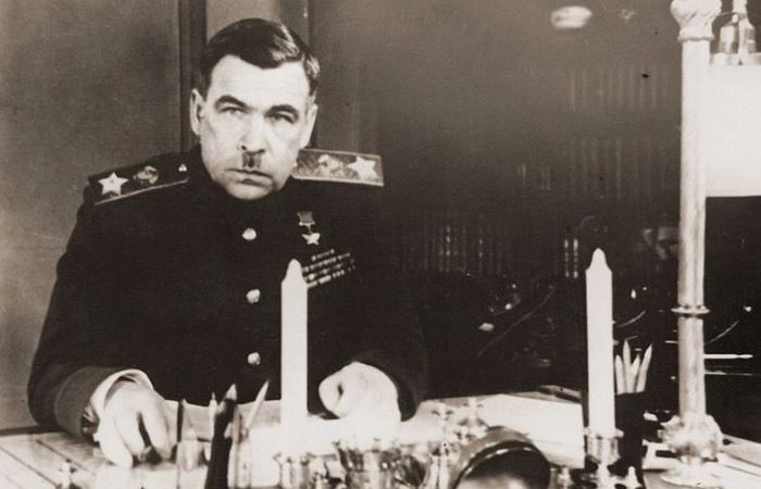 Командовал армией всю войну. Командовал армией всю войну.