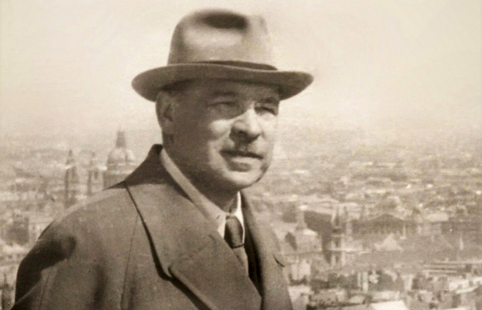 После войны продолжал служить. После войны продолжал служить.