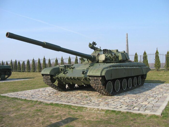 Первый танк уместно сравнить с советским Т-64. |Фото: perunica.ru.