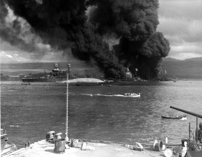 Тонущие и горящие корабли в бухте Перл-Харбор. |Фото: pinterest.com.