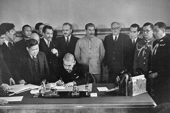 Советский Союз и Япония подписывают пакт о нейтралитете. |Фото: spb.hse.ru.