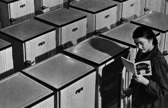 Первые холодильники сильно отличались от современных. Первые холодильники сильно отличались от современных.