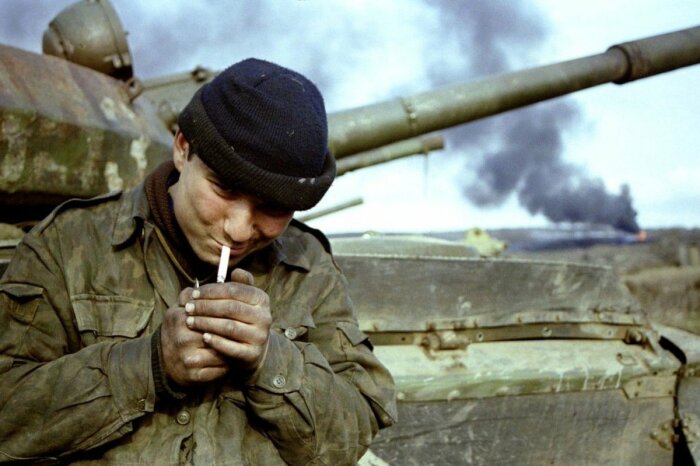В армии курят многие. |Фото: Twitter.
