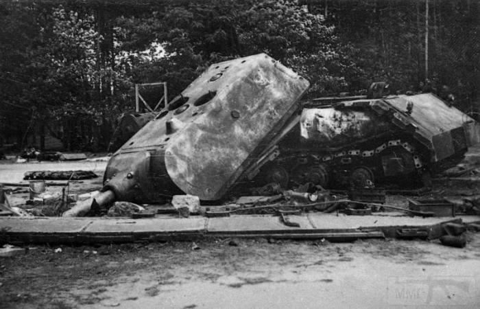 В итоге танк подорвали сами немцы.