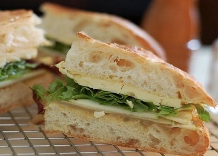 Микроволновка поможет сделать черствые бутерброды свежими.