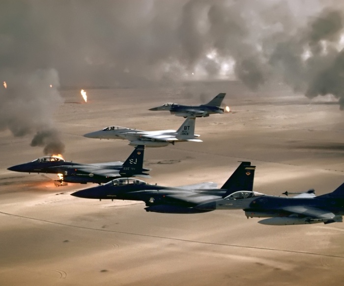 Американские самолеты прилетели спасать Кувейт от Ирака и нефти. |Фото: mota.ru.