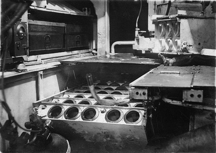 В 1944 году боеукладку переместили на дно боевого отделения, а между кассетами установили бачки с водой. |Фото: ya.ru.