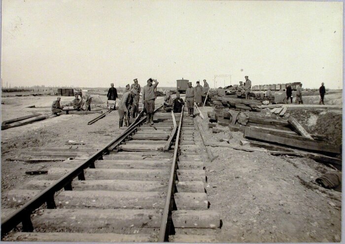В первую очередь труд бурлаков вытесняли железные дороги. ¦Фото: livejournal.com.