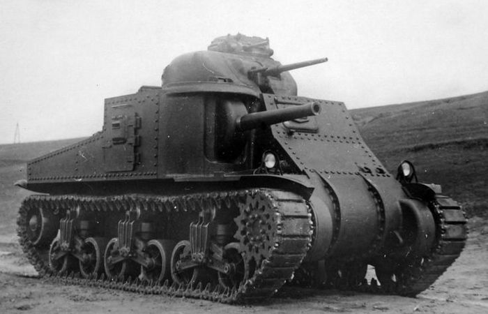 Танк спас англичан в Африке.