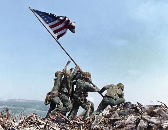 Американские морпехи ставят флаг на Иводзиме. ¦Фото: infosmi.net.