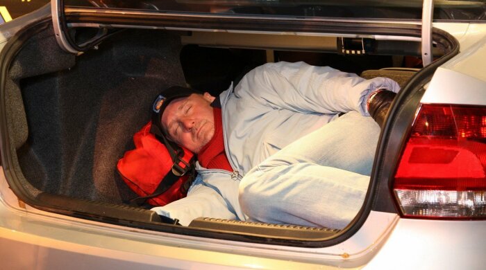 Нельзя просто так спать в машине. |Фото: rally36.ru.