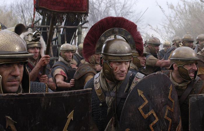 Почему легионеры не защищали руки и ноги? /Фото: х/ф: «Рим».