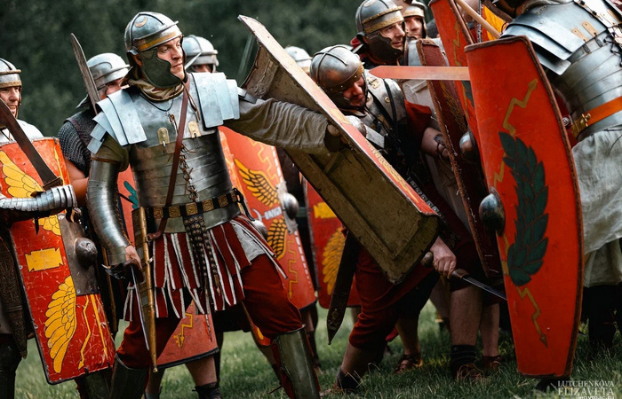 Во времена Августа на ведущую руку делали вот такие пластинчатые нарукавники. /Фото: legvmac.ru. 