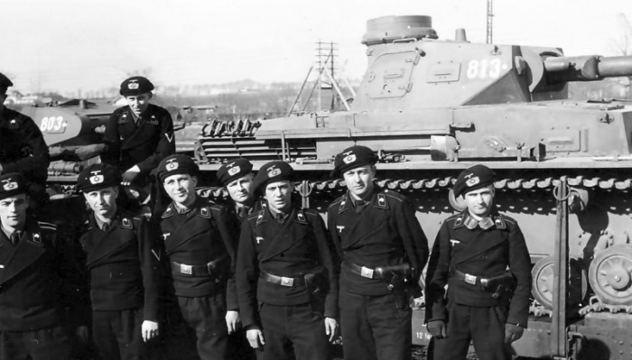 Немецкие танкисты в беретах и шлемах. Немецкие танкисты в беретах и шлемах.