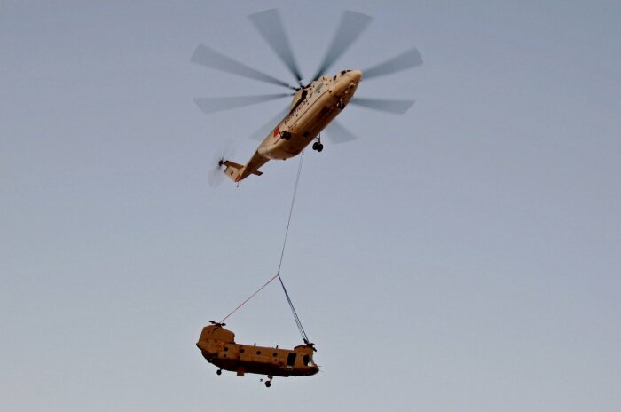 Ми-26. Тот что сверху. Чинук там болтается на спасательных тросах. |Фото: Twitter.
