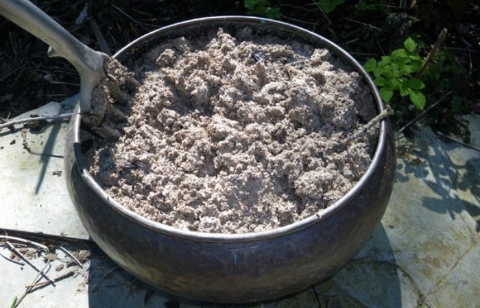 Древесная зола в цементном растворе при смешивание цементного раствора с гравием или щебнем получается