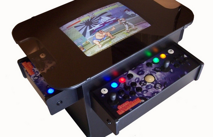 Аркадные игры, такие как PacMan, выпускаются в Калифорнии.