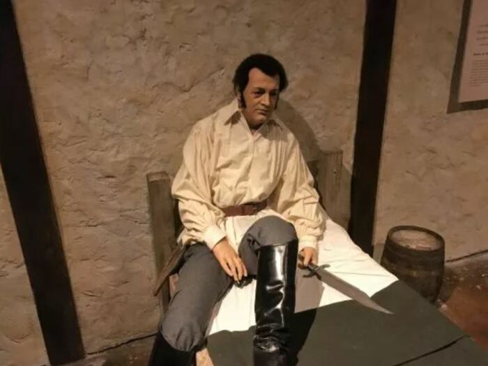 Манекен полковника Боуи с его легендарным ножом в музее Техаса. |Фото: tripadvisor.com.