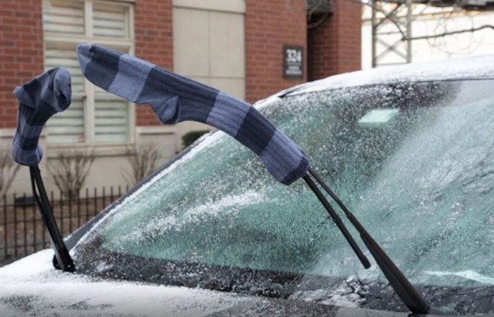 Снег, лёд, порванные дворники. /Фото: www.youtube.com. 