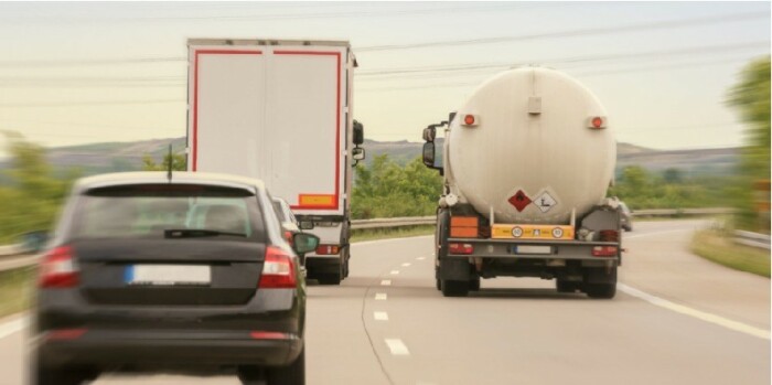 С обгоном всё сложно. /Фото: adobe.com. С обгоном всё сложно. /Фото: adobe.com.