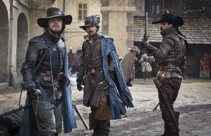 Шляпа не от дождя, во всяком случае не только.