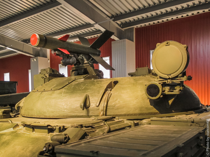 «Объект 150»: как стрелял самый странный советский танк без пушки ракет, вооружения,<br /><br />Одним из первых ПТУР СССР был Дракон.<br /><br />Интересно, что первоначально военные хотели, чтобы вместо направляющей ПТУР в ИТ-1 «Дракон» использовалась для запуска ракет пушка, а боекомплект находился в башне или под ней, как у большинства танков. Также военные хотели видеть использование барабанного автомата заряжания для ракет. Однако, в 1957 году такие желания реализовать было невозможно по ряду причин. Во-первых, ракеты ЗМ7 «Дракон» занимали много места. Перенести боевую укладку внутрь было крайне проблематично. Скорее всего пришлось бы сократить экипаж боевой машины еще на одного человека, что было недопустимо. Во-вторых, использование пушки для ракет ПТУР вместо направляющей, требовало существования ракет с более совершенным стабилизирующим оперением, которое бы раскрывалось уже после того, как снаряд покинет канал ствола. На тот момент такие технологии существовали только на стадии прототипа.<br /><br /><div style=