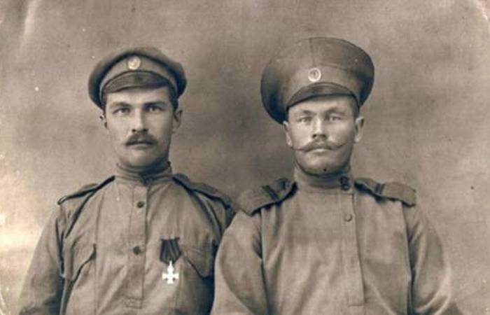 На самом деле никакие не офицеры.