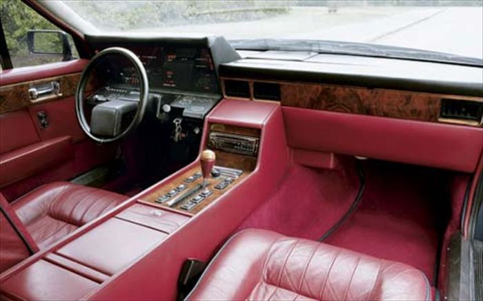 Приборная панель Aston Martin Lagonda.