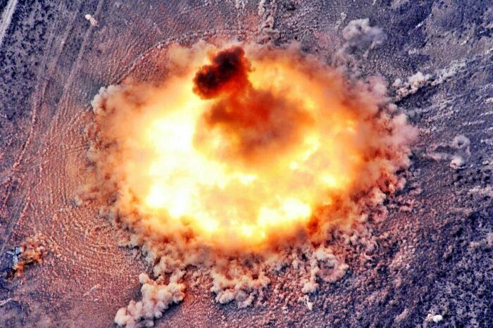Взрыв вакуумной бомбы повышенной мощности. |Фото: yaplakal.com.