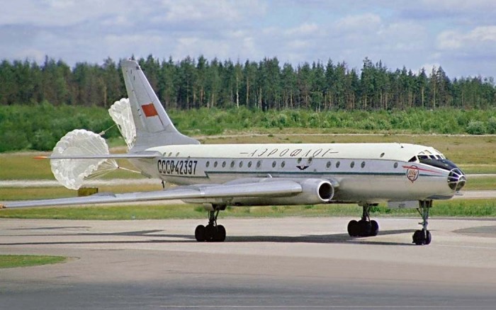 Советский пассажирский лайнер Ту-104 с парашютом. |Фото: airwar.ru.