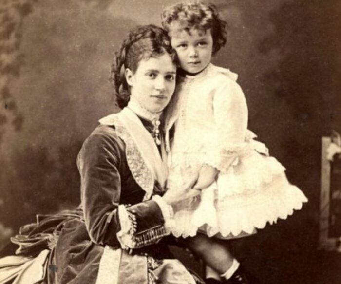 Мария Федоровна держит на руках маленького Николая Александровича Романова, более известного как Николай II. |Фото: ya.ru.