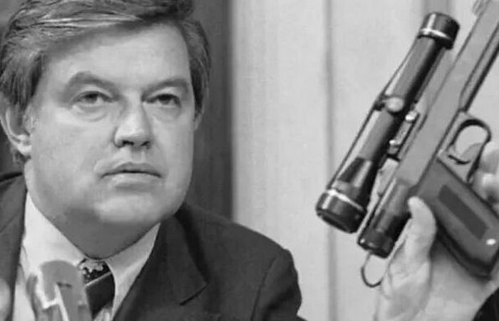 Сенатор Черч и тот самый пистолет.