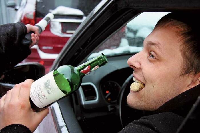 Пить за рулем нельзя! |Фото: vedtver.ru.