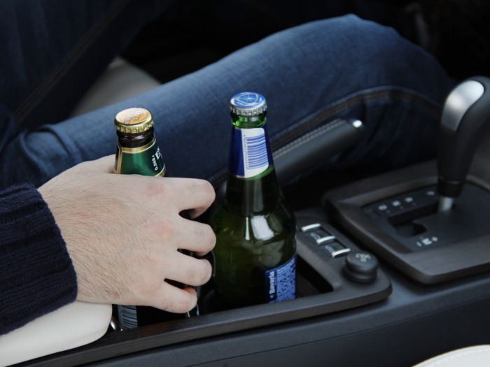 Вообще пить в машине в принципе не стоит. |Фото: 64parallel.ru.