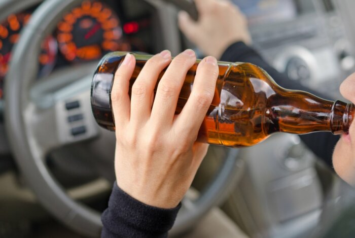 Можно ли пить безалкогольное за рулем? Ответ - нет. |Фото: newsbel.by.