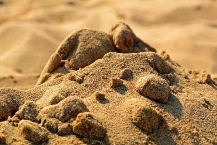 Песок обладает низкой теплоемкостью. |Фото: ya.ru.