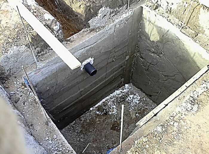 Выгребную яму нельзя сделать где захочешь. |Фото: tepliepol.ru.