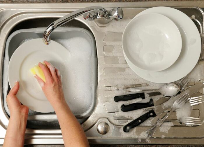 Можно помыть ей посуду. |Фото: posuda-gid.ru.