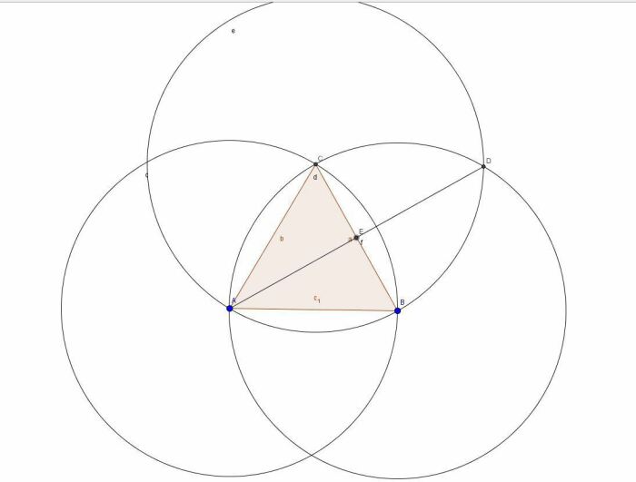 Вообще окружности и равносторонние треугольники плотно связаны в геометрии. ¦Фото: stylishbag.ru.