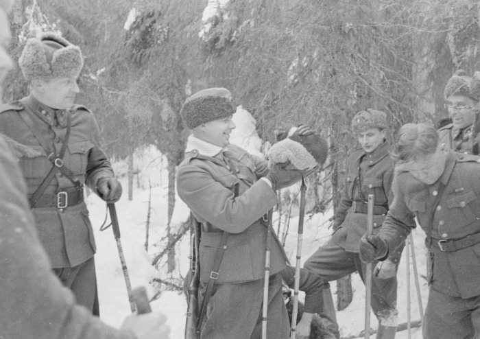 Финские солдаты в шапках-ушанках нашли медвежонка. |Фото: waralbum.ru.
