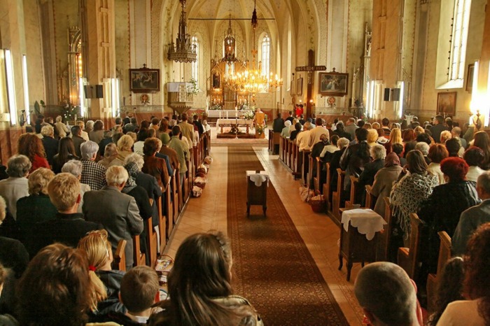 На самом деле католики тоже не сидят всю службу. |Фото: inpearls.ru.