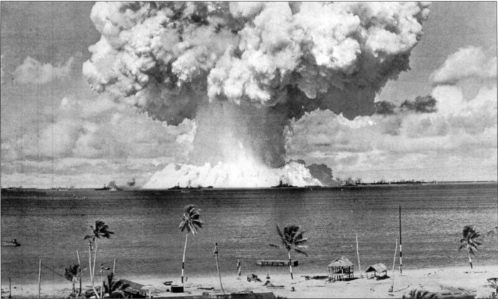Подводный взрыв на атолле Бикини. Никаких цунами. |Фото: wiki.wargaming.net.