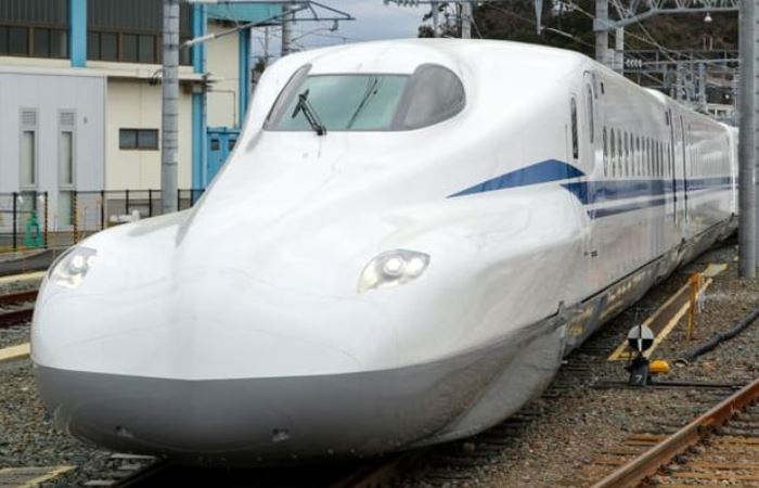 Новый японский поезд-пуля с автомобильным дизайном.
