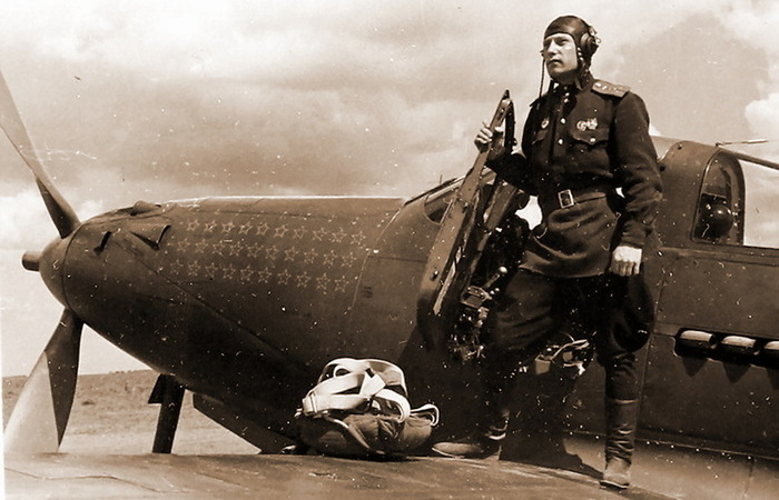 Почему советский летчик-истребитель Покрышкин сбил в первом бою свой же бомбардировщик