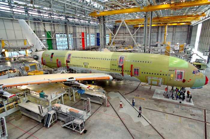 Строили А380 в огромных цехах. Каждый самолет обходился почти в 500 млн долларов. |Фото: naked-science.ru.