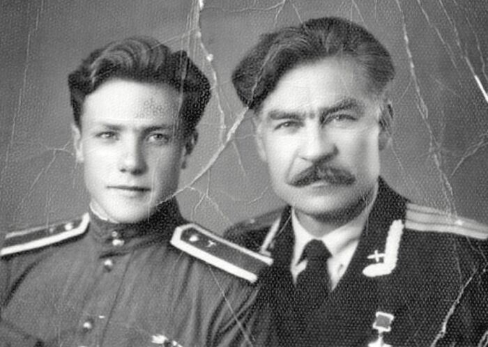 Шутт с сыном после войны. ¦Фото: soviet-aces-1936-53.ru.